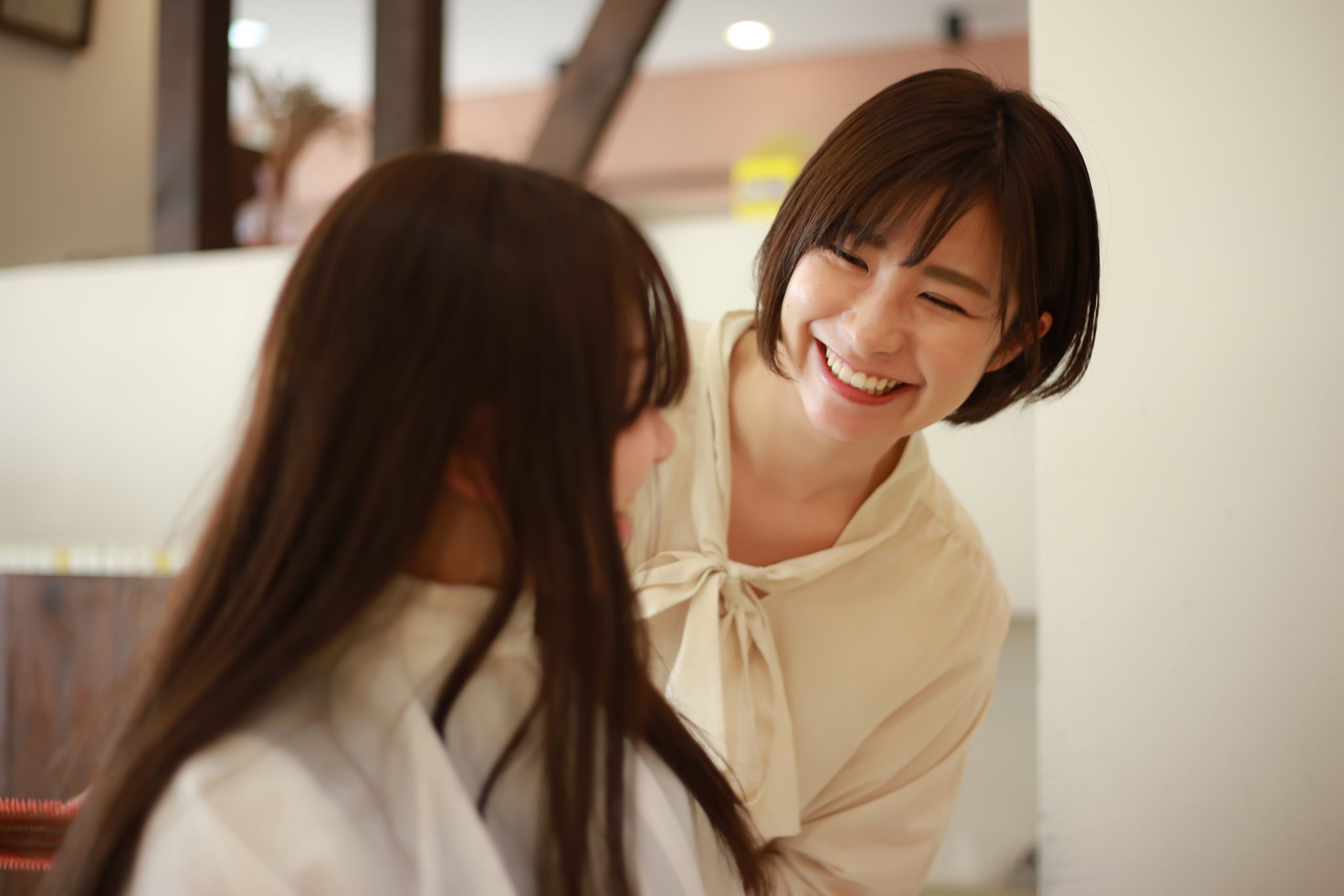 明るい店内でスタッフが接客している様子